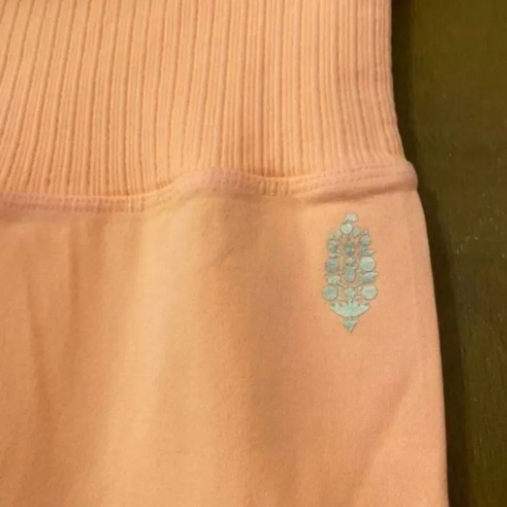 NWOT Free People Good Karma 7/8 legging- Poppy Field